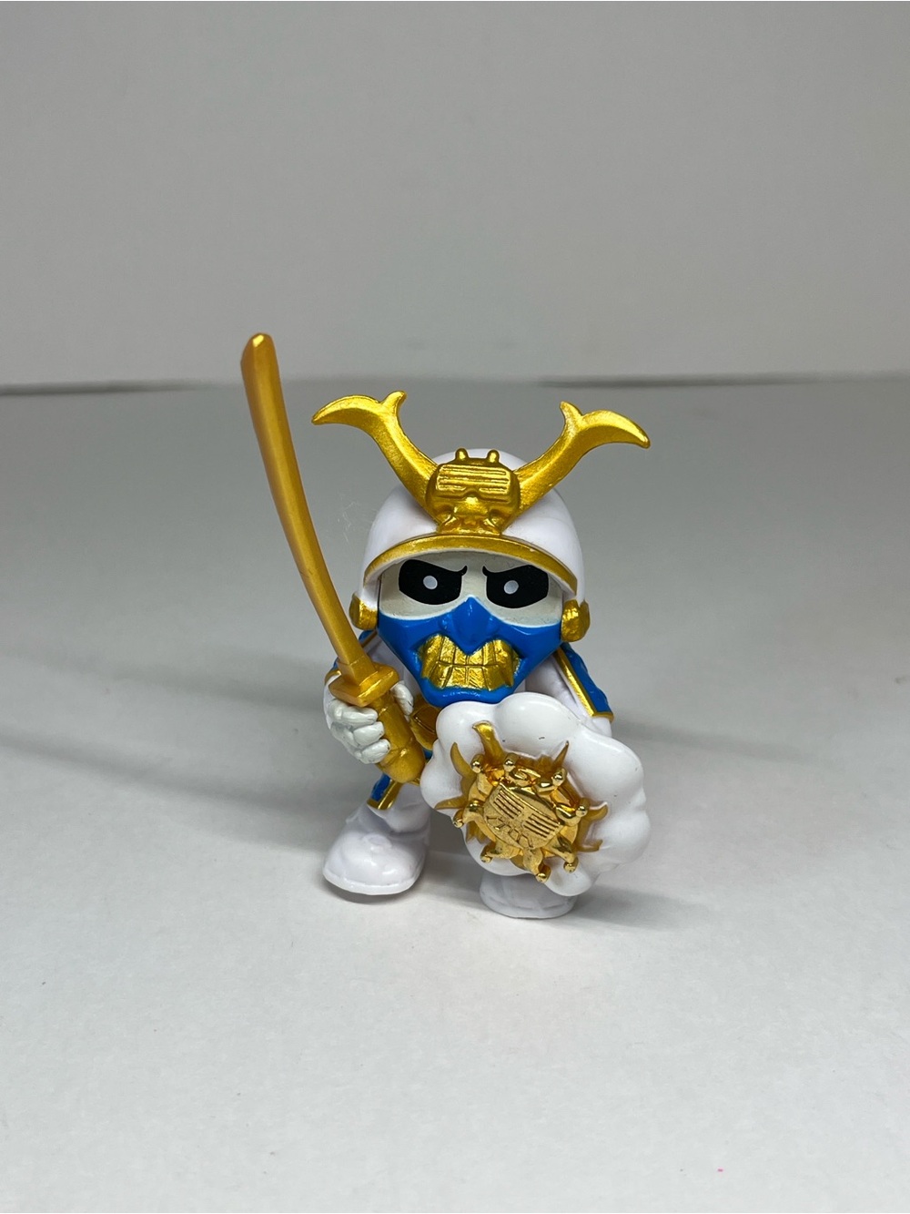 Moose Toys Treasure X King's Gold Skeleton Action Figure white & blue Loose